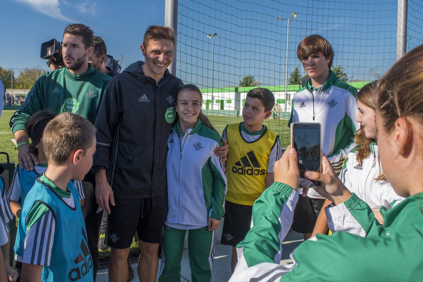 Consejo de administración, miembros de la dirección deportiva y la secretaría técnica, cuerpo técnico y jugadores del primer equipo y empleados de todas las áreas de la entidad, se han reunido con los jugadores de todos los escalafones inferiores, masculinos y femeninos