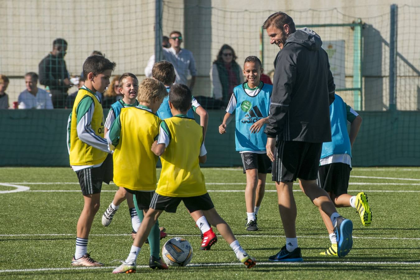 Consejo de administración, miembros de la dirección deportiva y la secretaría técnica, cuerpo técnico y jugadores del primer equipo y empleados de todas las áreas de la entidad, se han reunido con los jugadores de todos los escalafones inferiores, masculinos y femeninos