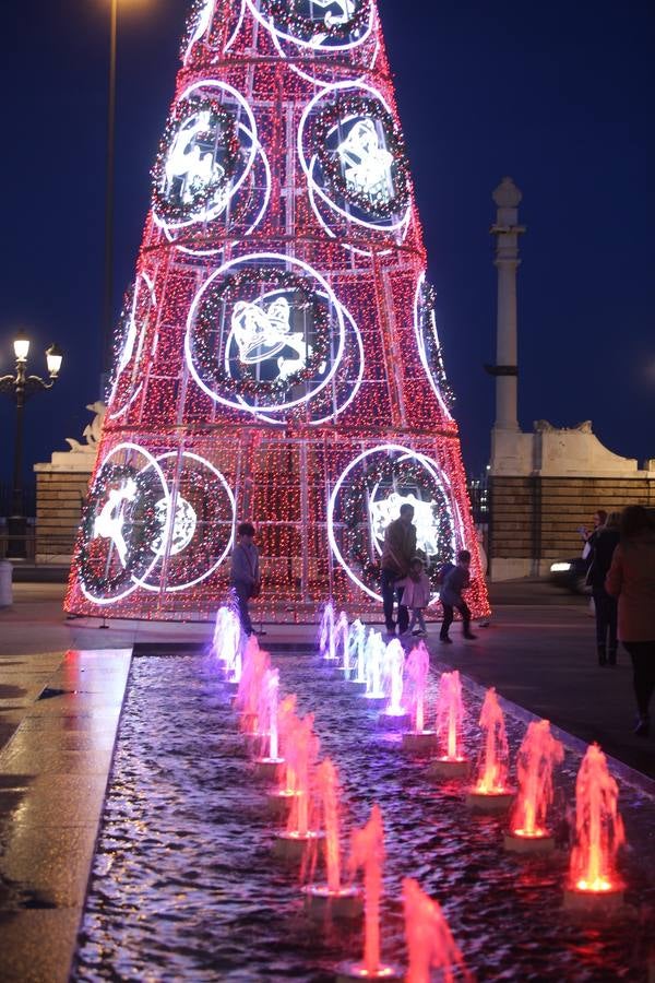 Cádiz ya luce parte de su alumbrado navideño