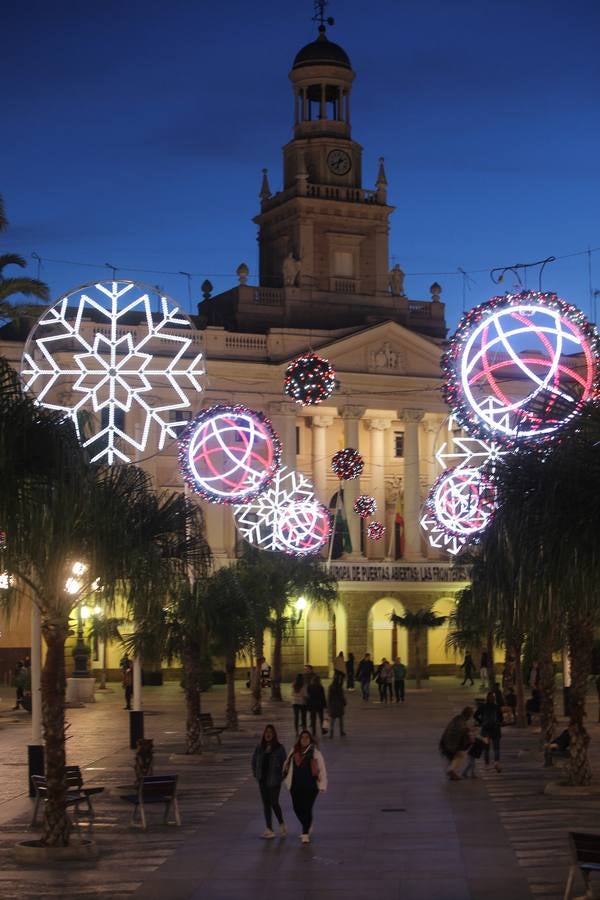 Cádiz ya luce parte de su alumbrado navideño