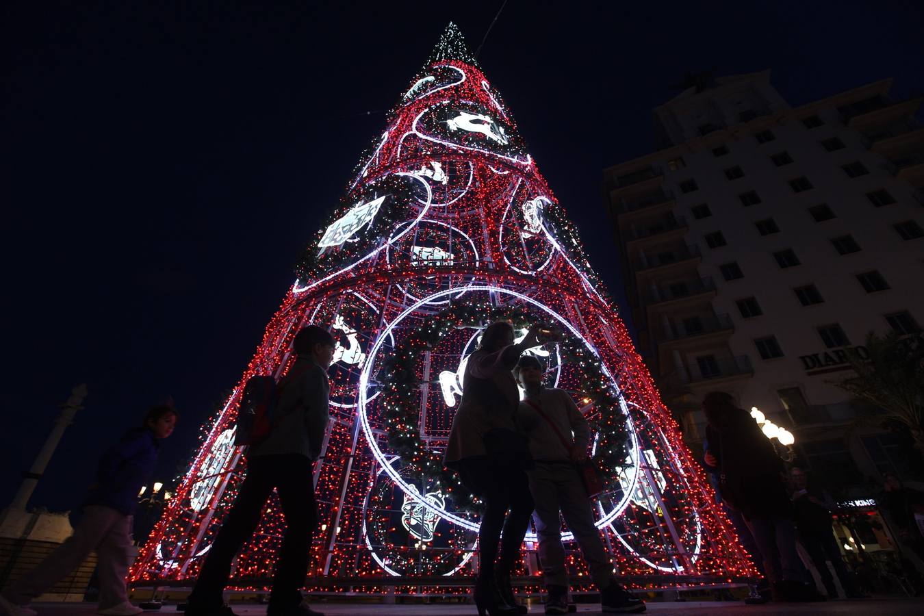 Cádiz ya luce parte de su alumbrado navideño