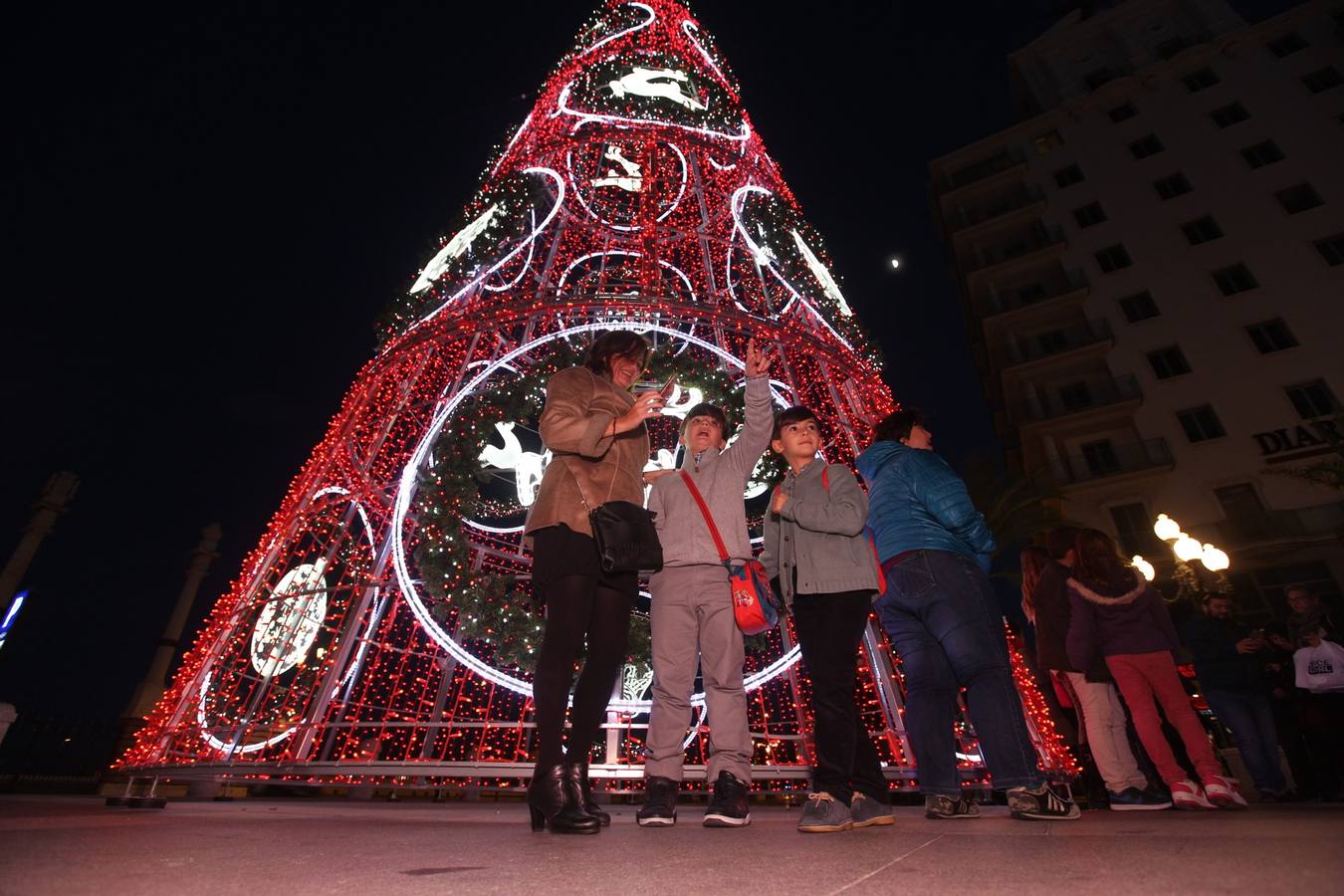 Cádiz ya luce parte de su alumbrado navideño