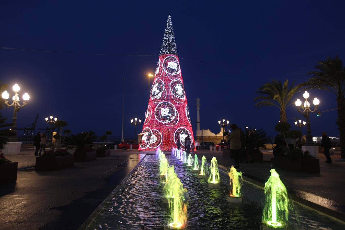 Cádiz ya luce parte de su alumbrado navideño