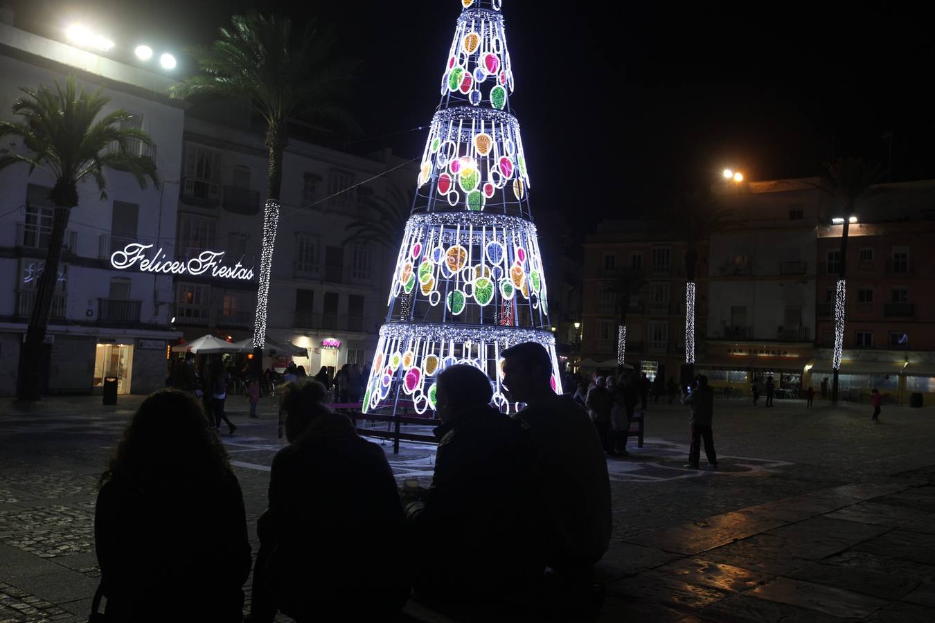 Cádiz ya luce parte de su alumbrado navideño