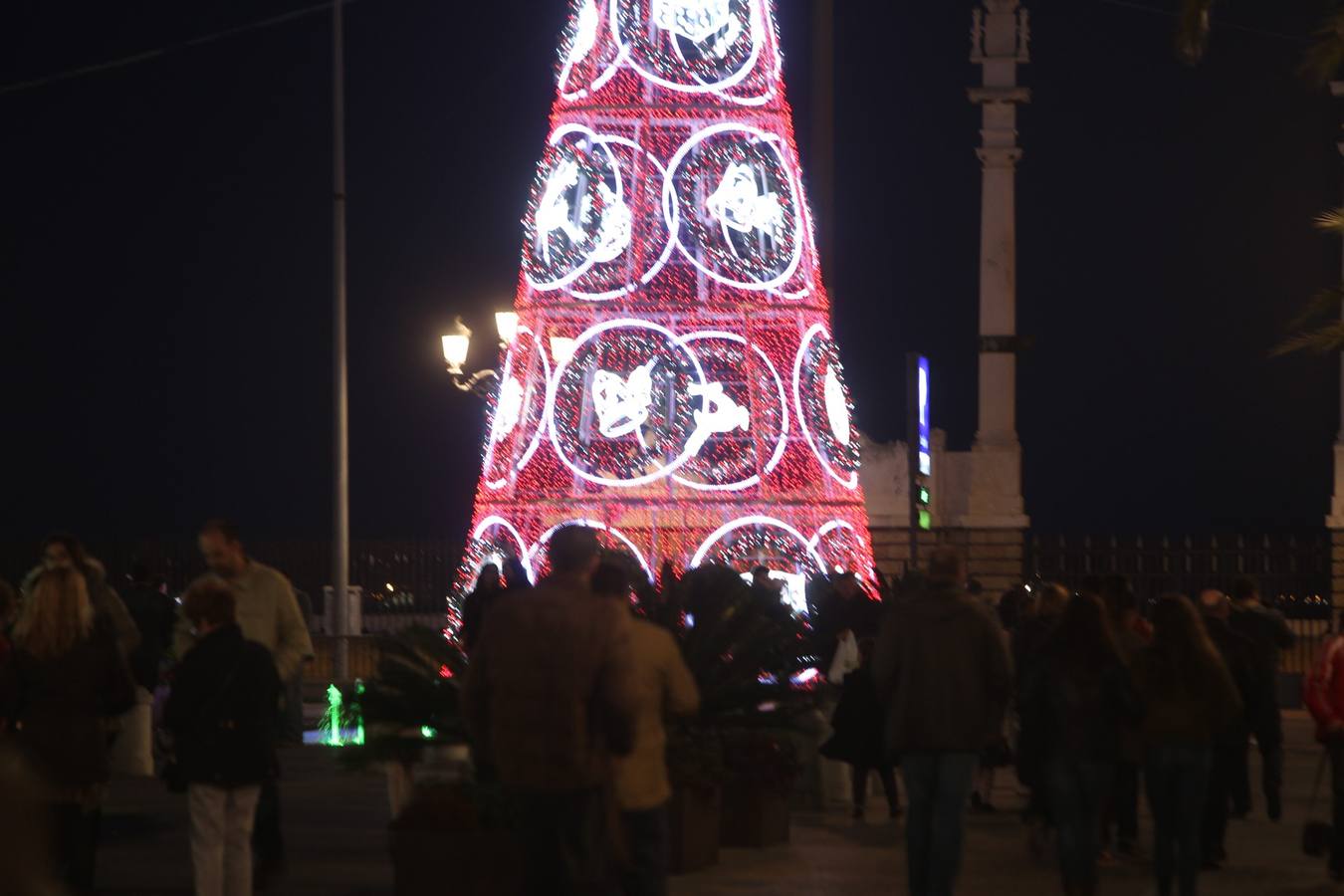 Cádiz ya luce parte de su alumbrado navideño