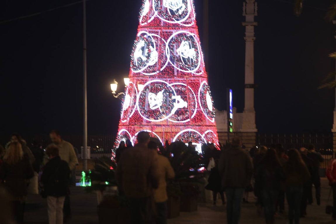 Cádiz ya luce parte de su alumbrado navideño