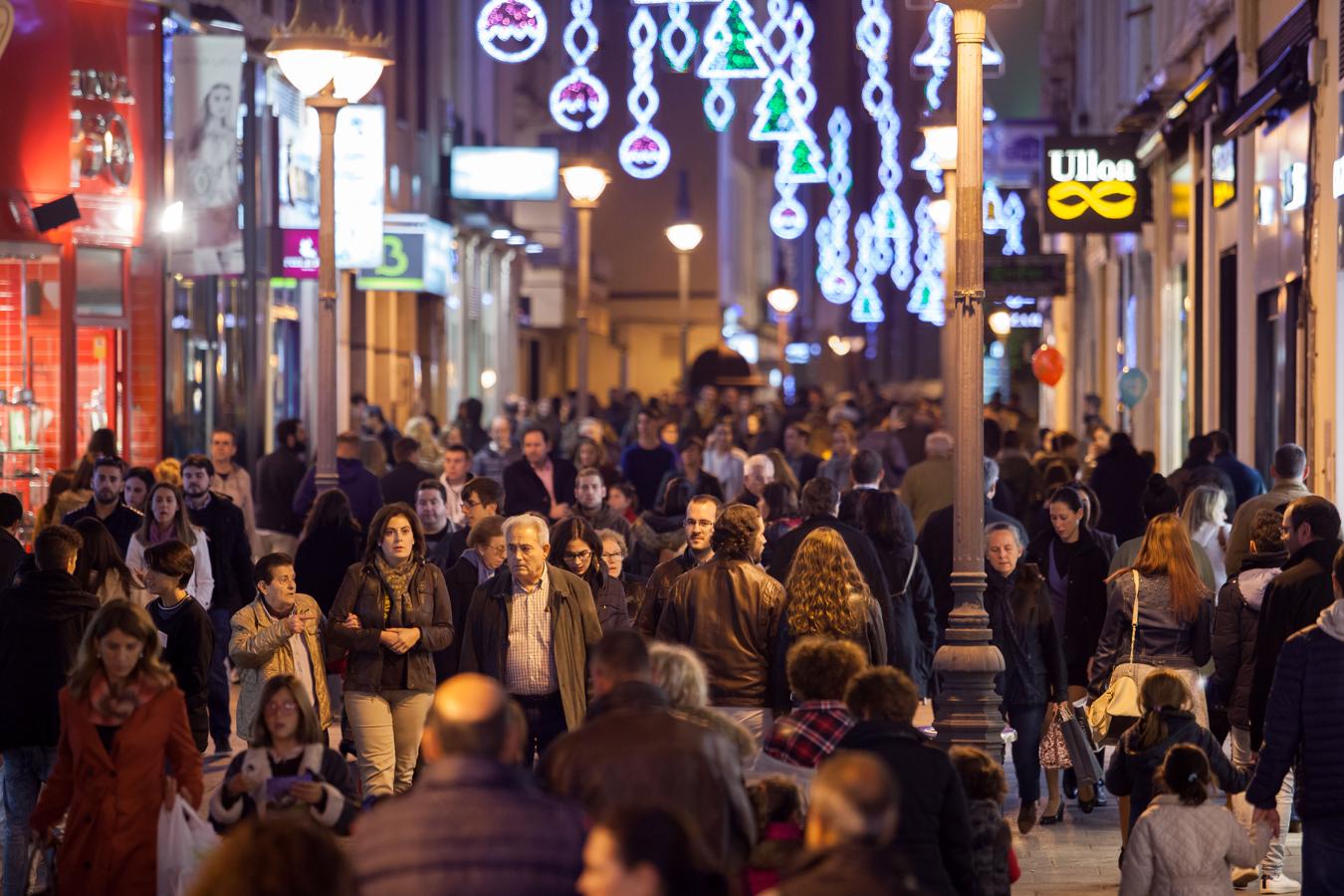 Un viernes de compras navideñas en Córdoba, en imágenes