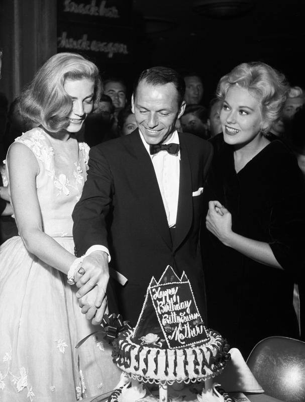 Fotografía de archivo cedida por la Oficina de Noticias de Las Vegas que muestra, desde la izquierda, a la actriz estadounidense Lauren Bacall, Frank Sinatra y la actriz Kim Novak el 14 de septiembre de 1956,