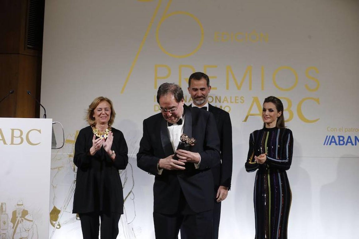 Francesc de Carrera, catedrático de Derecho Constitucional en la Universidad Autónoma de Barcelona (UAB), recibe su Premio Mariano de Cavia. Jaime García