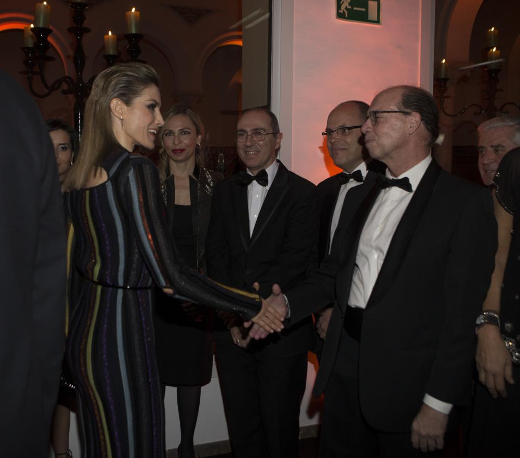 La Reina Letizia saludando a varios miembros de la redacción de ABC. 