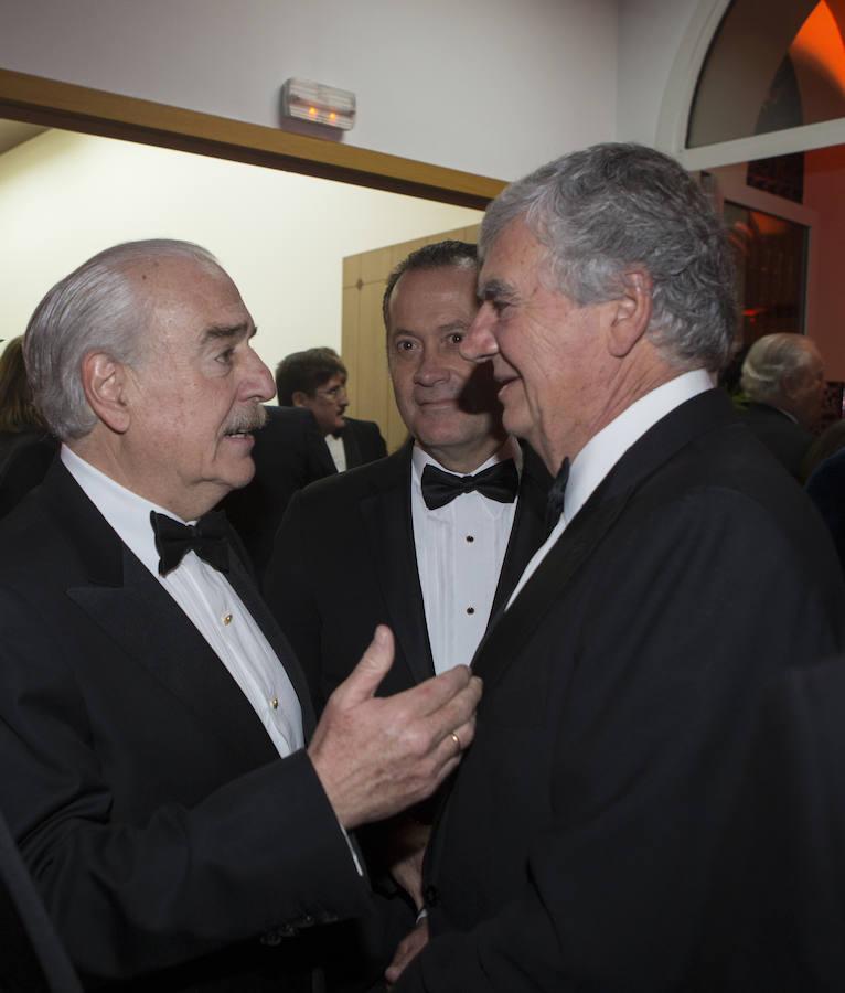 El expresidente colombiano Andrés Pastrana conversa con Santiago Bergareche, presidente de Vocento, y López Jácome, de Abanca, durante la entrega de los premios de ABC al periodismo.. 