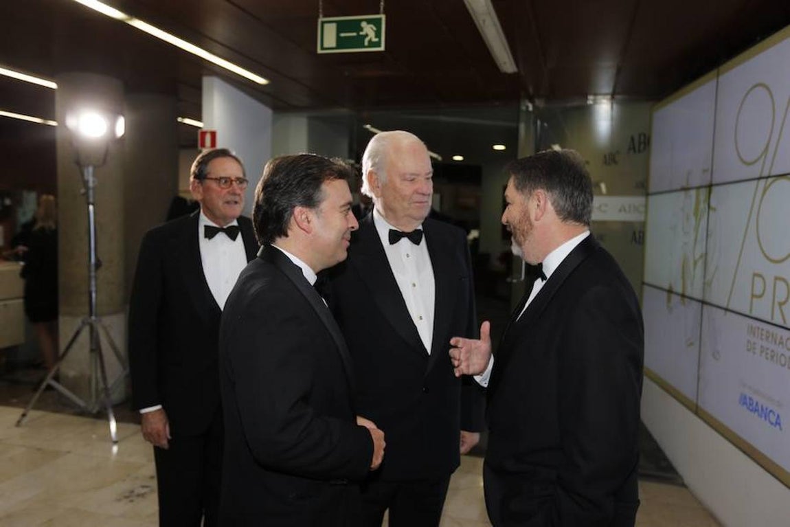 Etcheverría y Francisco Botas, Consejero delegado ejecutivo de Abanca, departen en los premios de periodismo de ABC con el director del periódico, Bieito Rubido. Detrás de ellos, Matías Rodríguez Inciarte.. 
