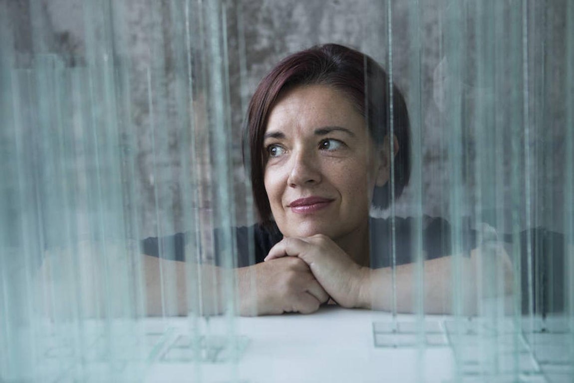 Esther Pizarro ha construido su taller actual en bases a sus propias necesidades como artista. 