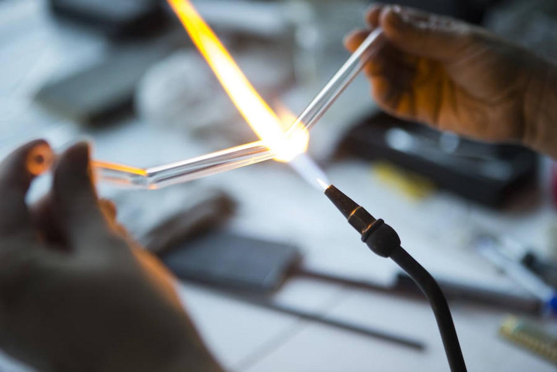 La artista manipula el vidrio en la zona que ha habilitado en el taller para tal fin. 