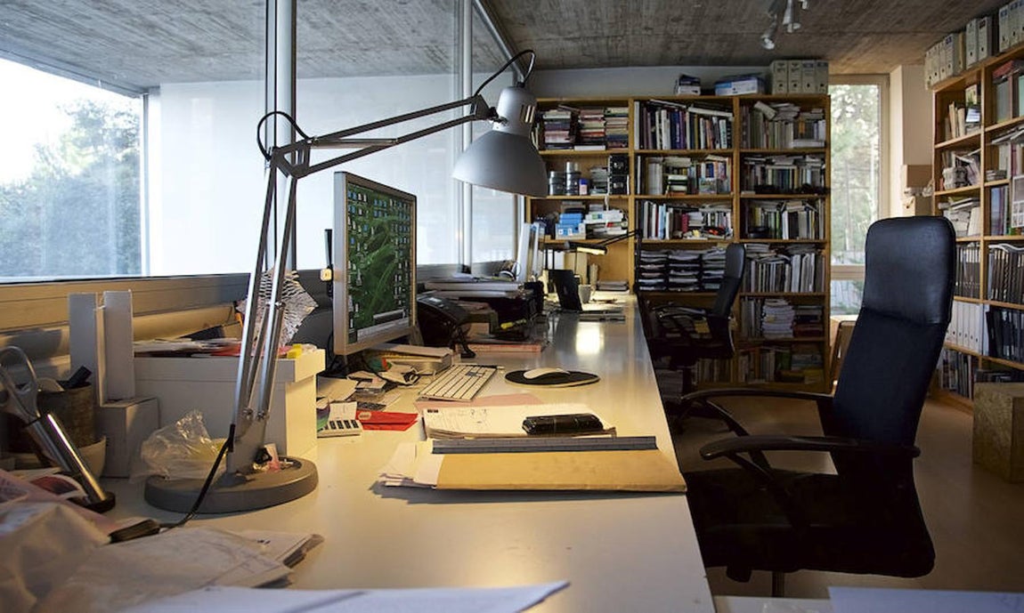 La planta superior del estudio es la zona que alberga los ordenadores y la biblioteca. 