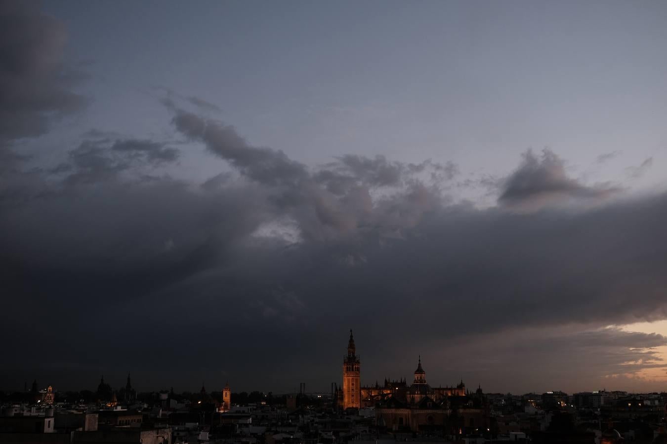 Tarde de contrastes en el cielo sevillano