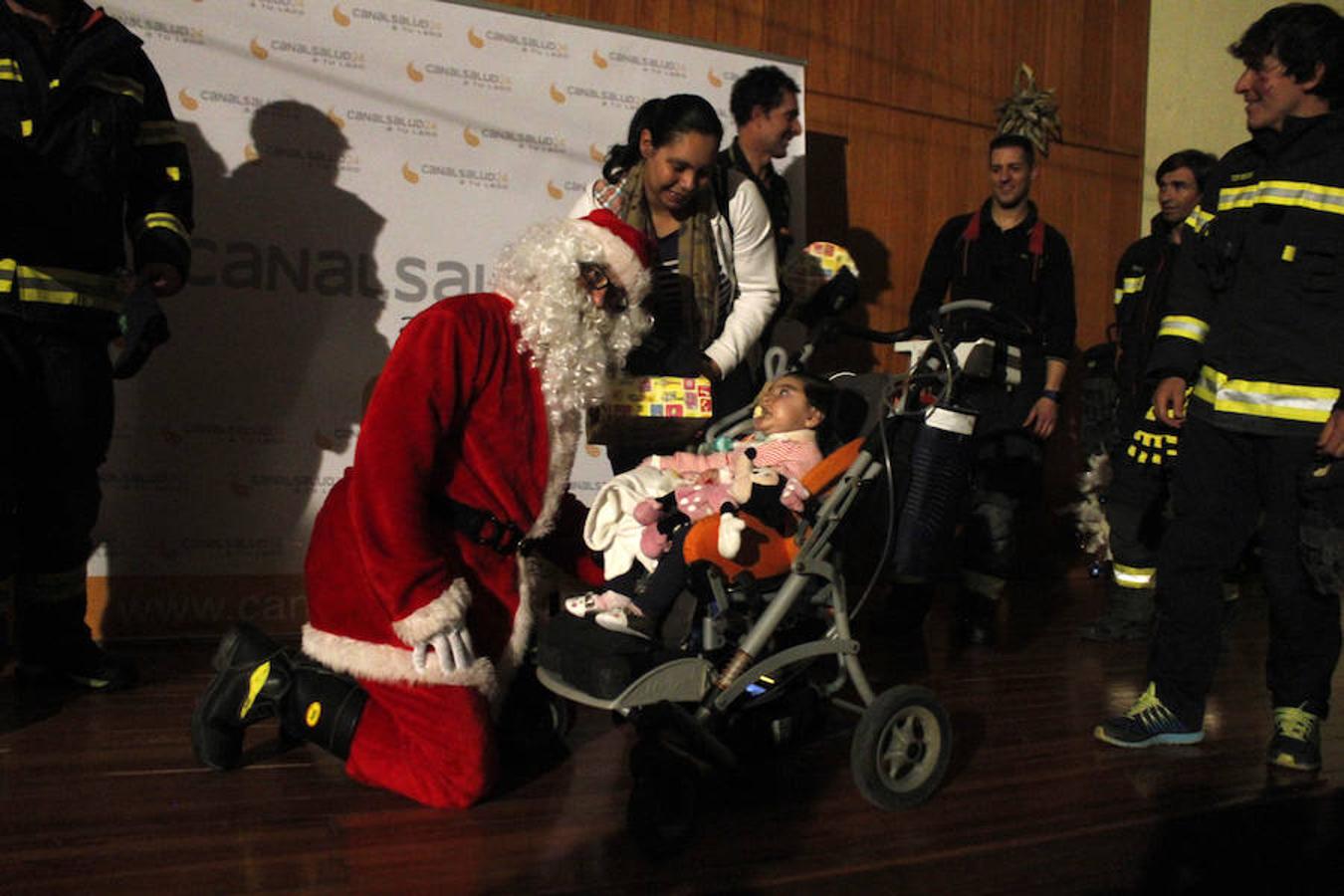 Papa Noel y los bomberos visitan Parapléjicos