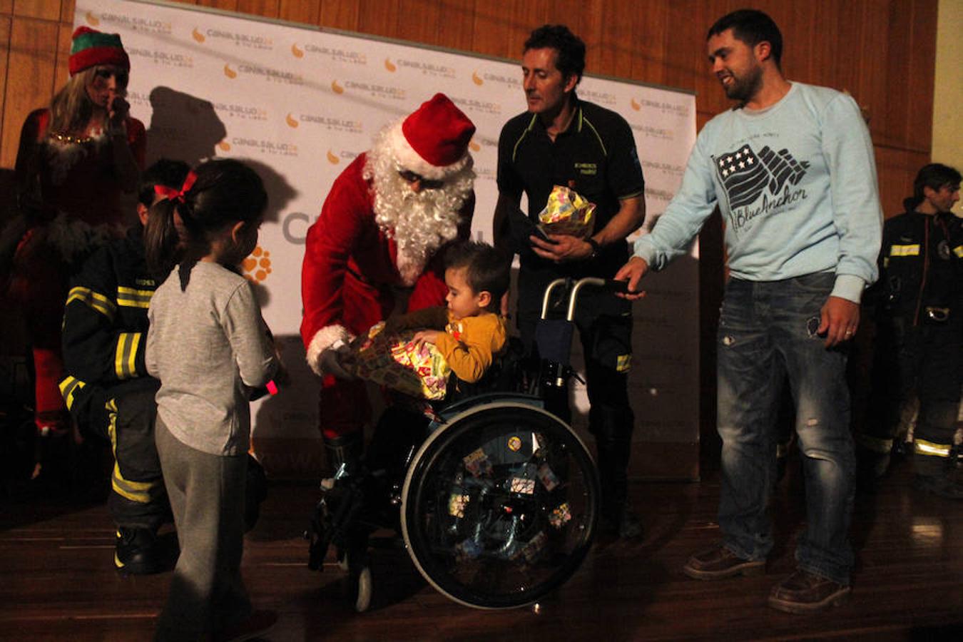 Papa Noel y los bomberos visitan Parapléjicos