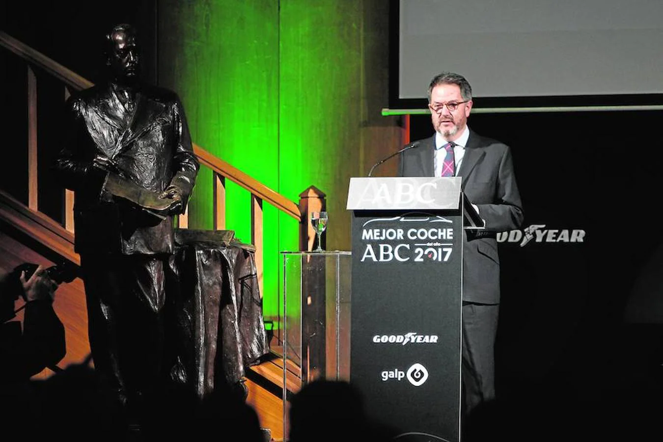 El director de ABC, Bieito Rubido, pronuncia su discurso en la gala del Coche del Año