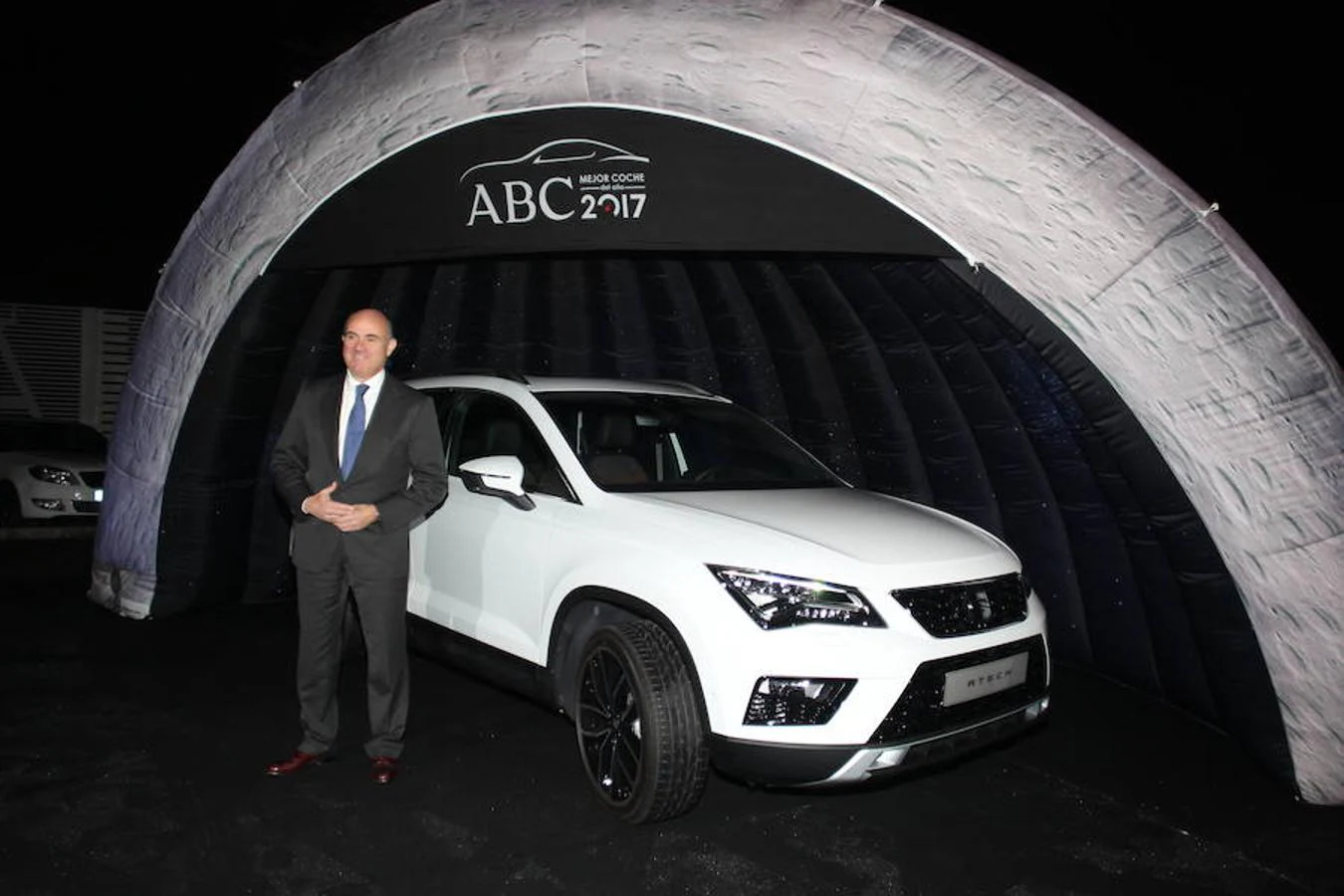 El ministro de Economía, Industria y Competitividad, Luis de Guindo, junto al Seat Ateca, coche del año ABC 2017