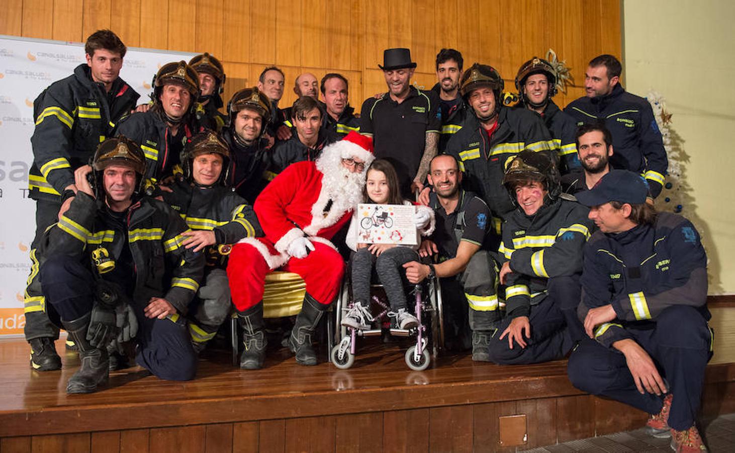 Papa Noel y los bomberos visitan Parapléjicos