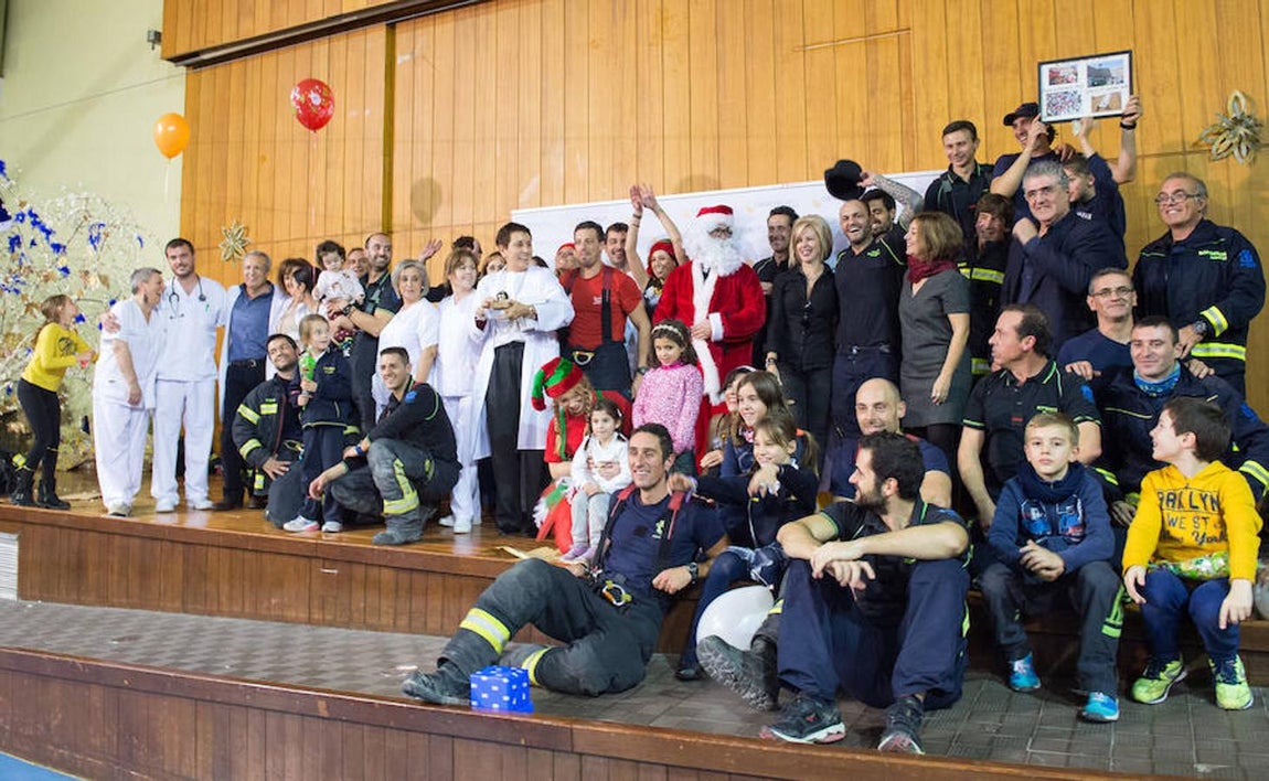 Papa Noel y los bomberos visitan Parapléjicos