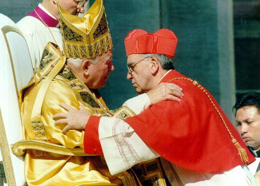 En imágenes: El Papa Francisco cumple 80 años. Juan Pablo II lo creó cardenal el 21 de febrero de 2001