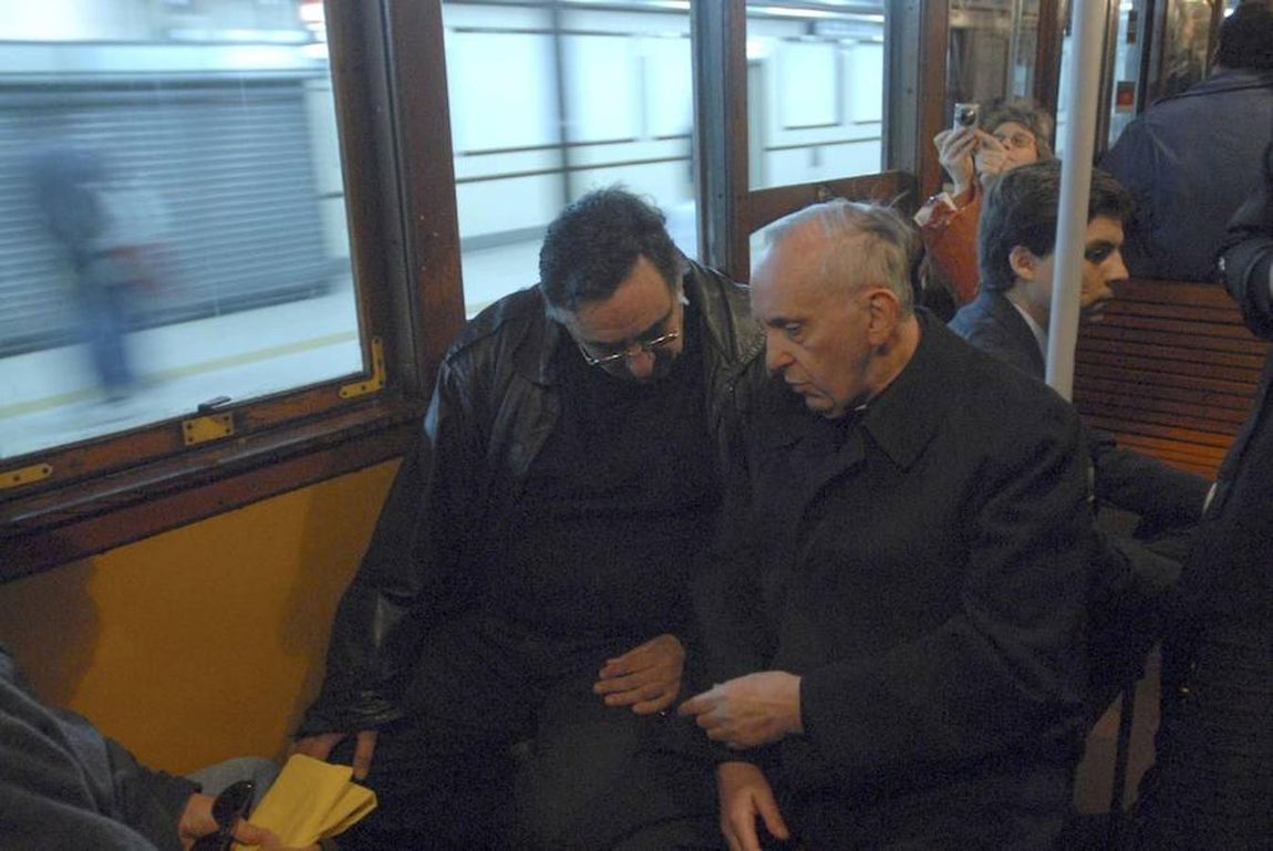 En imágenes: El Papa Francisco cumple 80 años. El entonces arzobispo de Buenos Aires fotografiado en el Metro