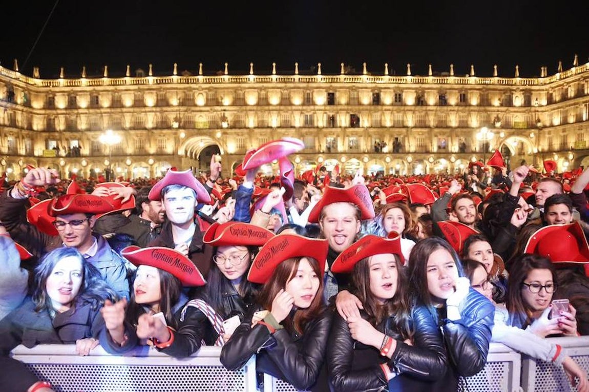 El ágora salmantino ha albergado un espectáculo protagonizado por el exmotorista y actual DJ, Fonsi Nieto, al que han seguido las actuaciones del violinista Miss Bow, la del saxofonista Derek Mc Ardle y la de la orquesta salmantina Kronos. 