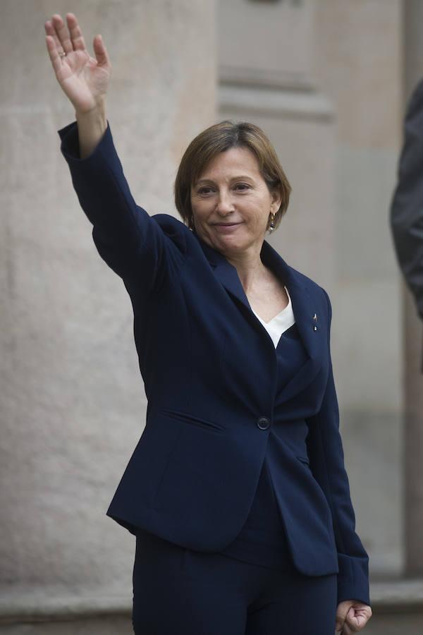 Carme Forcadell saluda a quienes han acudido a apoyarla en la puerta del TSJC