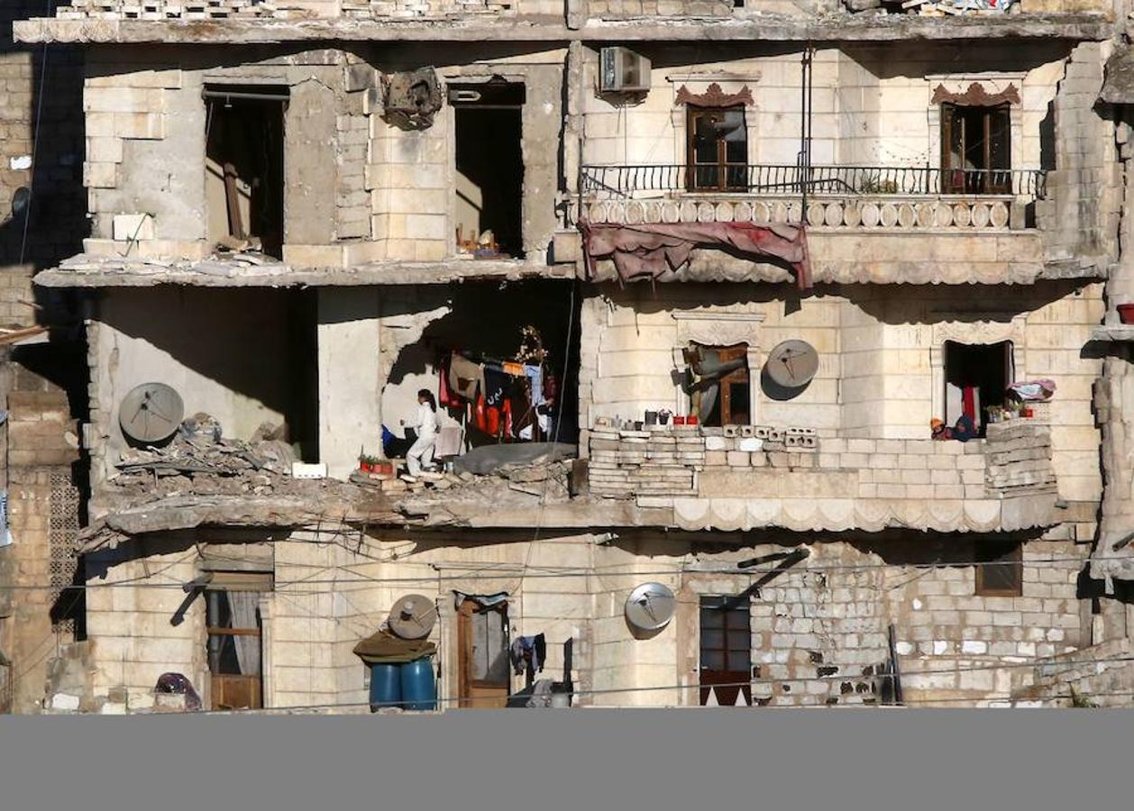 Una joven en un edificio en ruinas del este de Alepo.. 