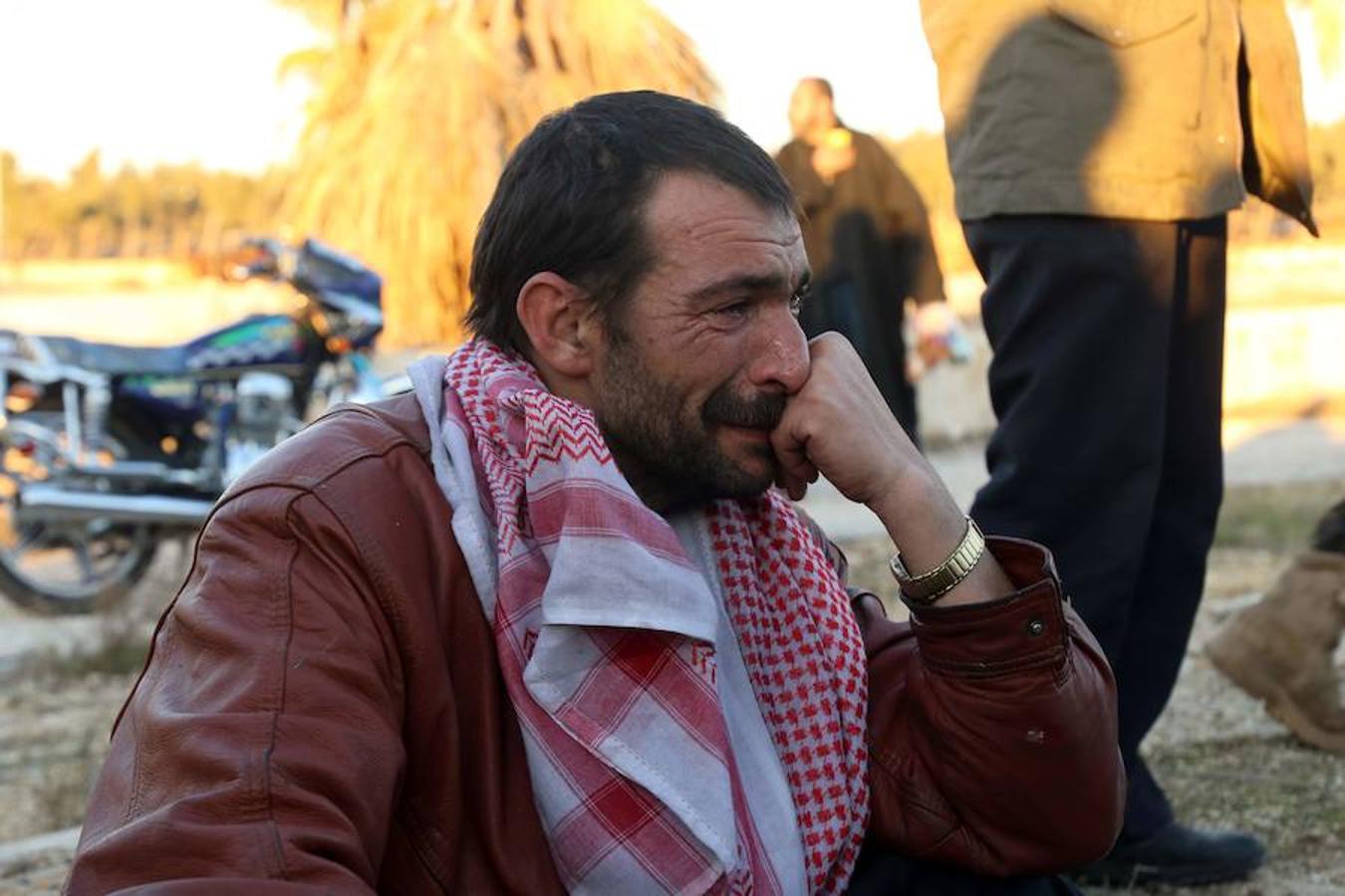 Un hombre sirio llora a su llagada a Khan al-Aassal.. 