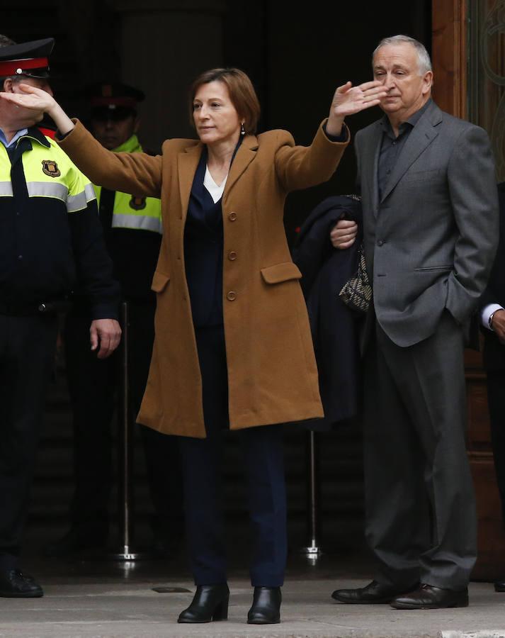 La presidenta del Parlament, Carme Forcadell, saluda antes de entrar a declarar