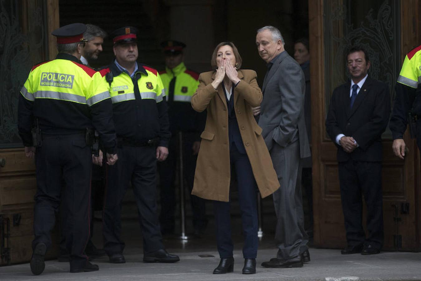 Forcadell lanza besos a quienes la han acompañado hasta el TSJC