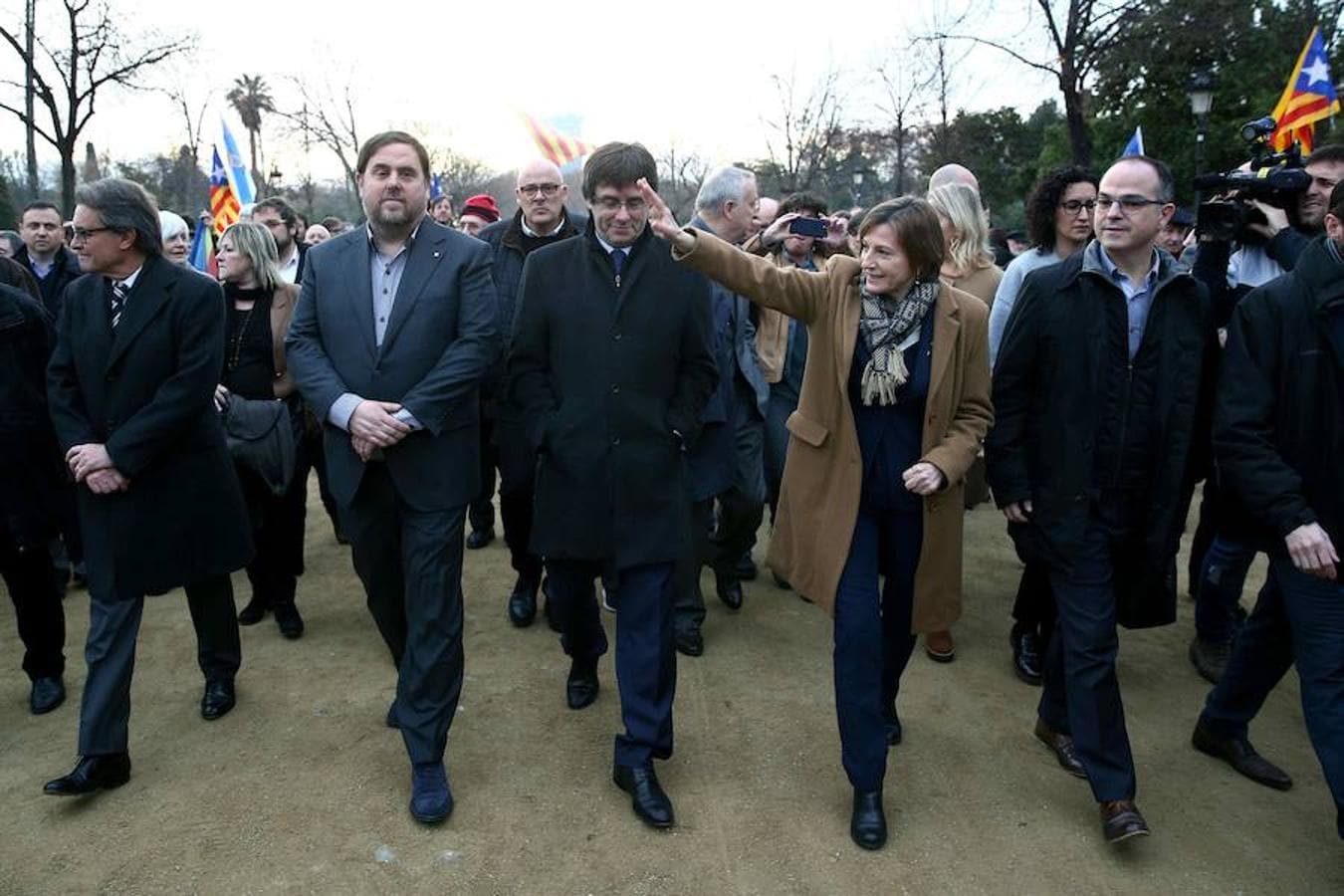 Forcadell, acompañada por Puigdemont, Mas y Junqueras, saluda a quienes la apoyan