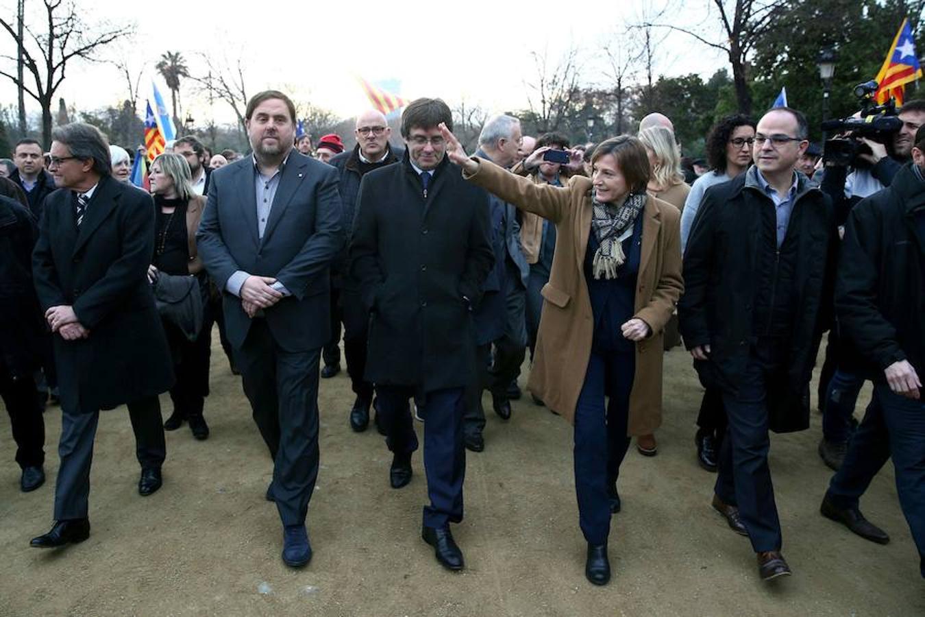 Forcadell, acompañada por Puigdemont, Mas y Junqueras, saluda a quienes la apoyan. 