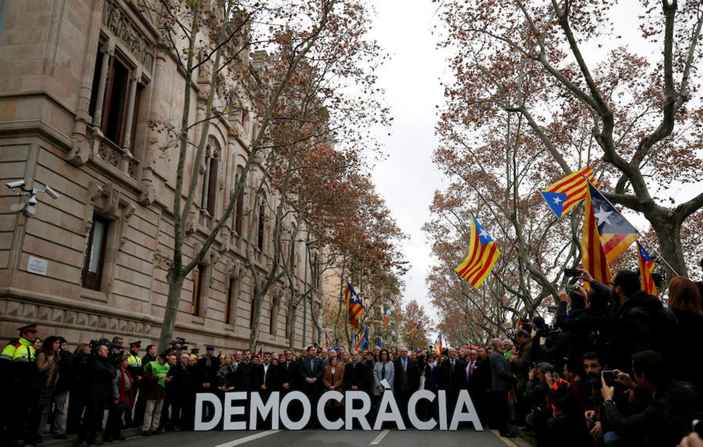 En la marcha se podía leer la palabra «Democracia». 