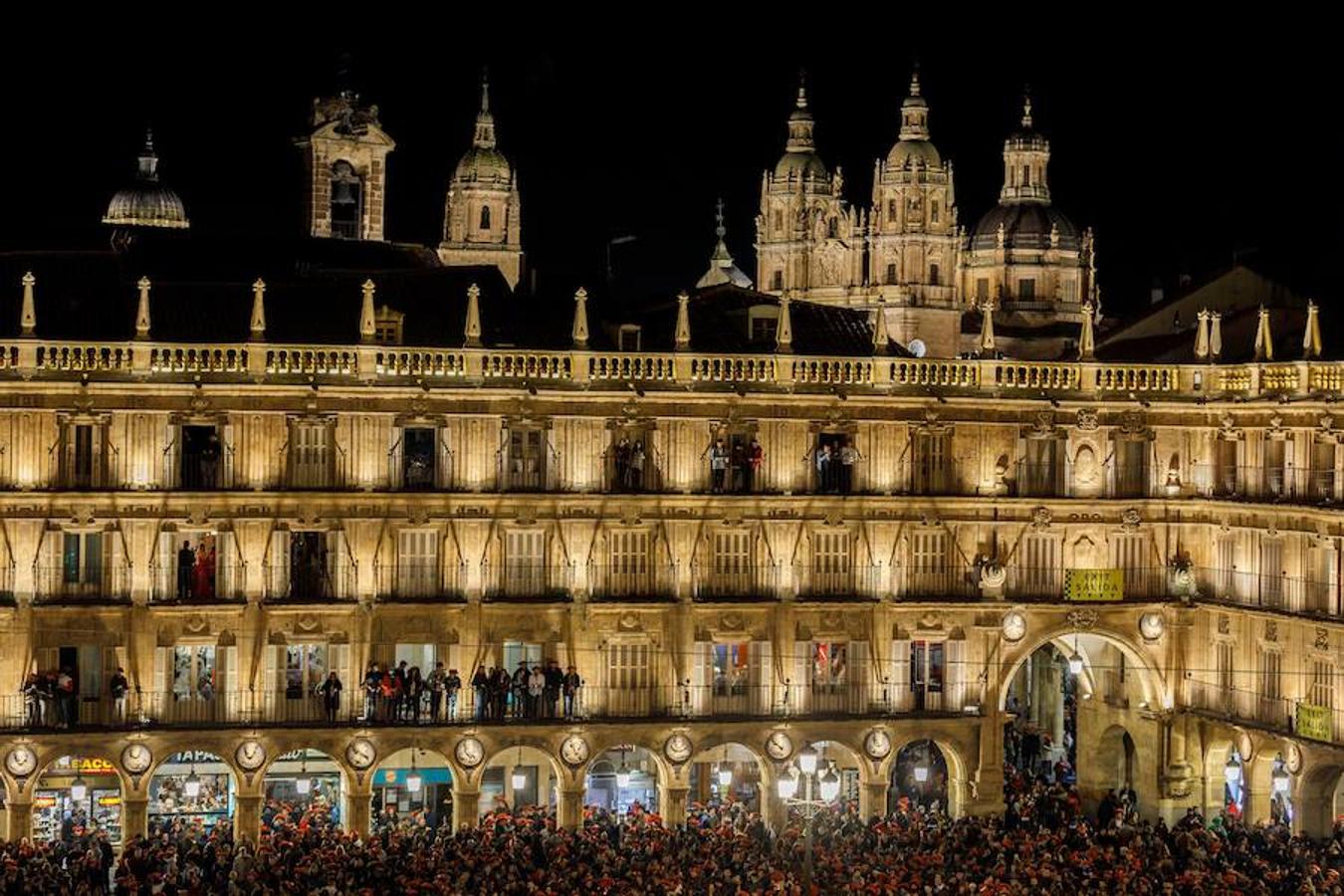 La Plaza Mayor se ilumina para celebrar ña Nochevieja universitaria de Salamanca