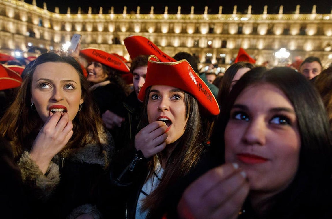 Un grupo de jóvenes se toma las uvas al ritmo de las campanadas. 