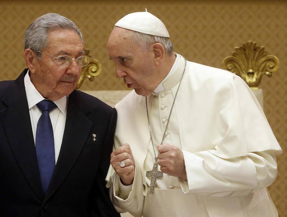 En imágenes: El Papa Francisco cumple 80 años. El Papa que ha mediado exitosamente entre Cuba y Estados Unidos visitó Cuba el pasado mes de septiembre, aquí conversa con el mandatario cubano Raúl Castro en una audiencia privada que ambos mantuvieron el 10 de mayo de 2015.