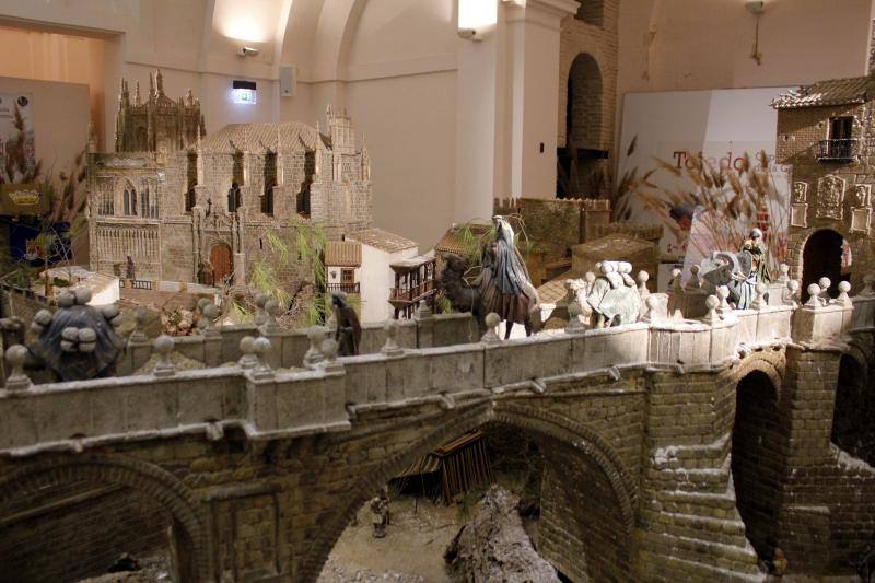 Un belén con numerosos monumentos de Toledo y mil figuras