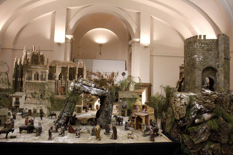 Un belén con numerosos monumentos de Toledo y mil figuras