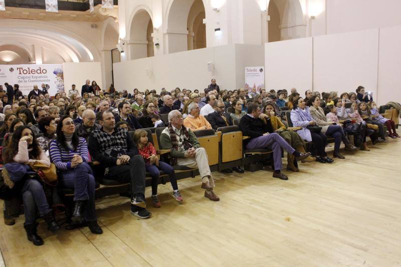 Un belén con numerosos monumentos de Toledo y mil figuras