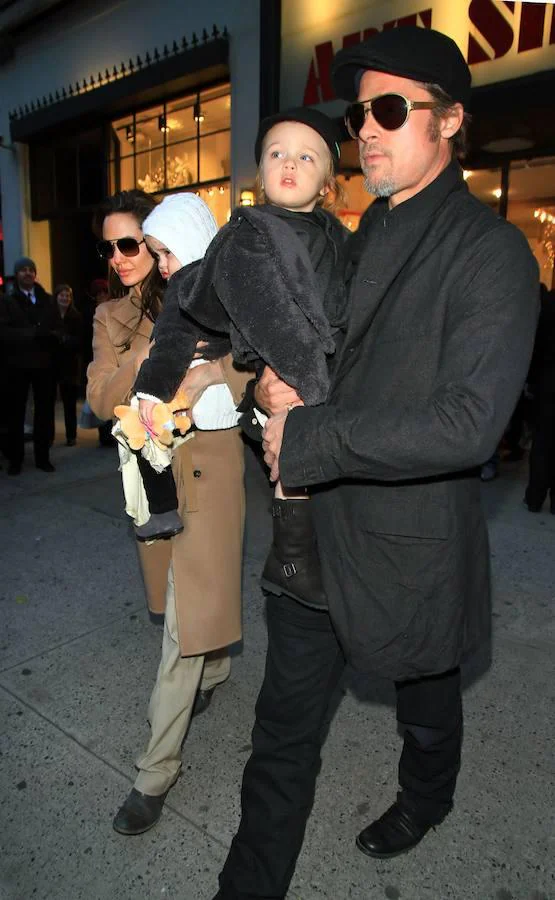 Angelina y Brad con sus mellizos en brazos. 