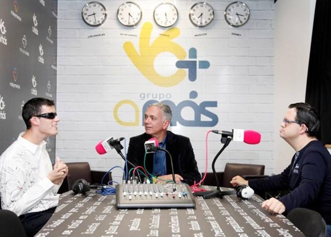 Juan Ramon Lucas en pleno programa de radio con sus prometedores jóvenes