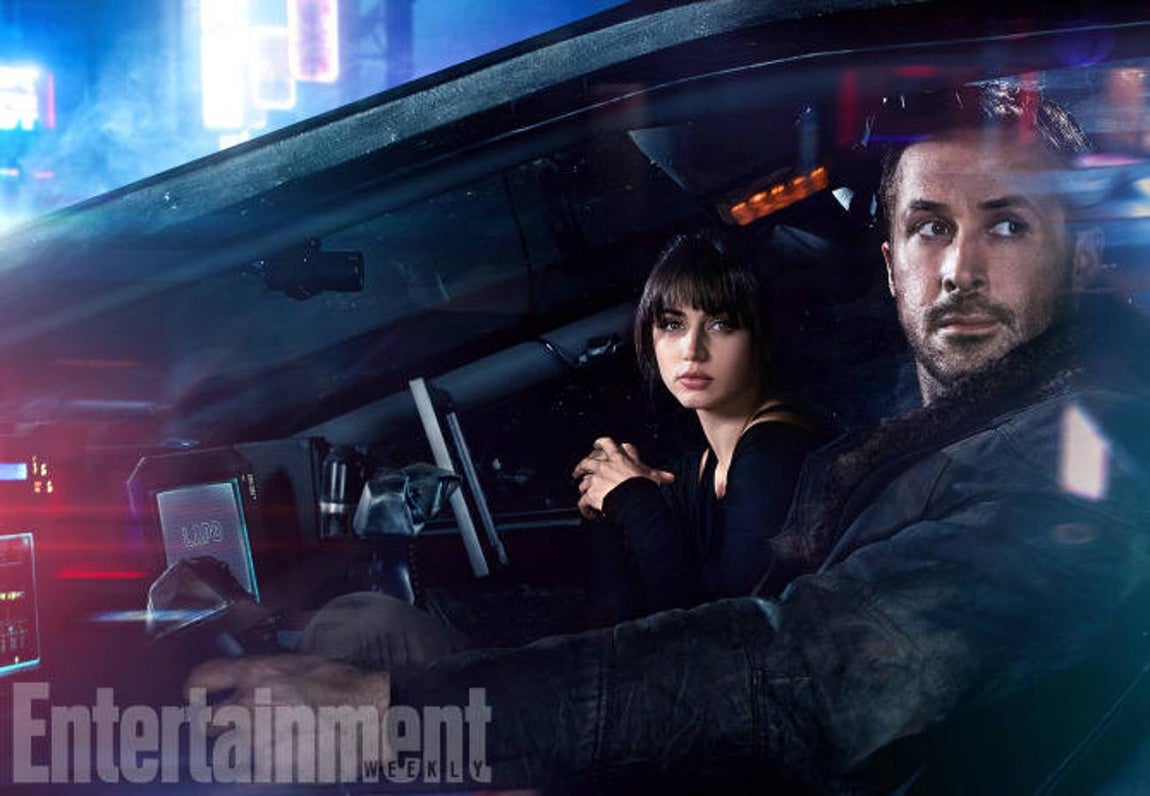 1. Ana de Armas junto a Ryan Gosling en el primer cartel promocional de «Blade Runner 2049»