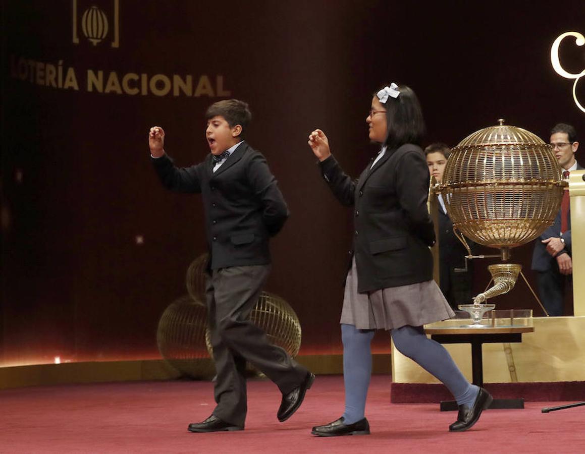 Los niños de San Ildefonso Youssef y Nicol muestran el segundo premio, dotado con 1.250.000 euros a la serie, por lo que el poseedor de cada décimo ganará 125.000 euros, que ha recaido en el número 4.536 en el Sorteo Extraordinario de la Lotería de Navidad. Efe