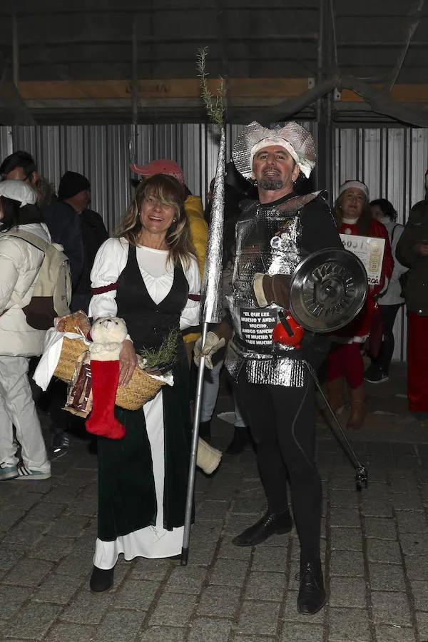 Un hombre disfrazado de Don Quijote hace cola junto al Teatro Real para seguir el Sorteo de la Lotería de Navidad