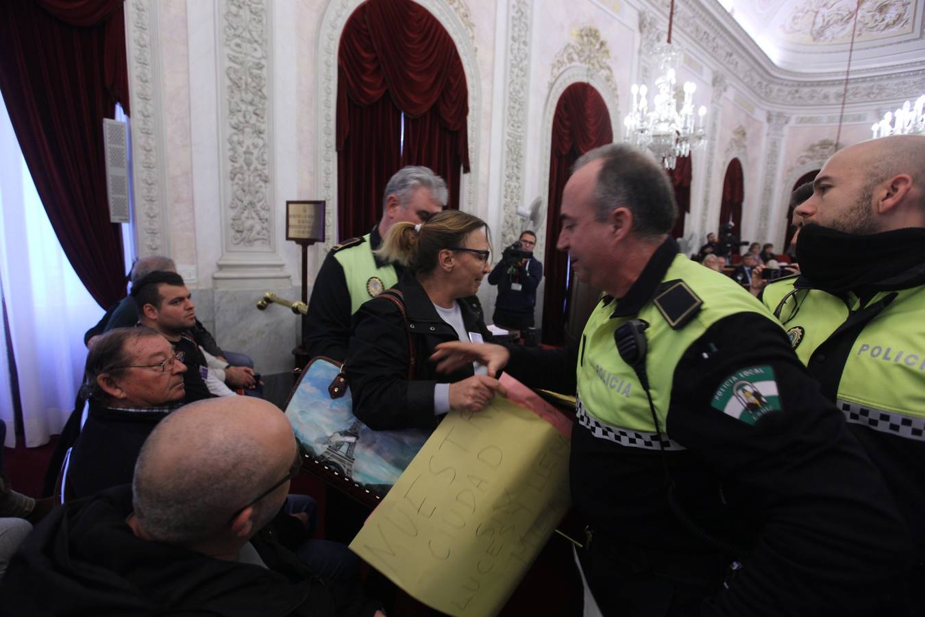 Tensión ciudadana en el Pleno extraordinario de la Limpieza