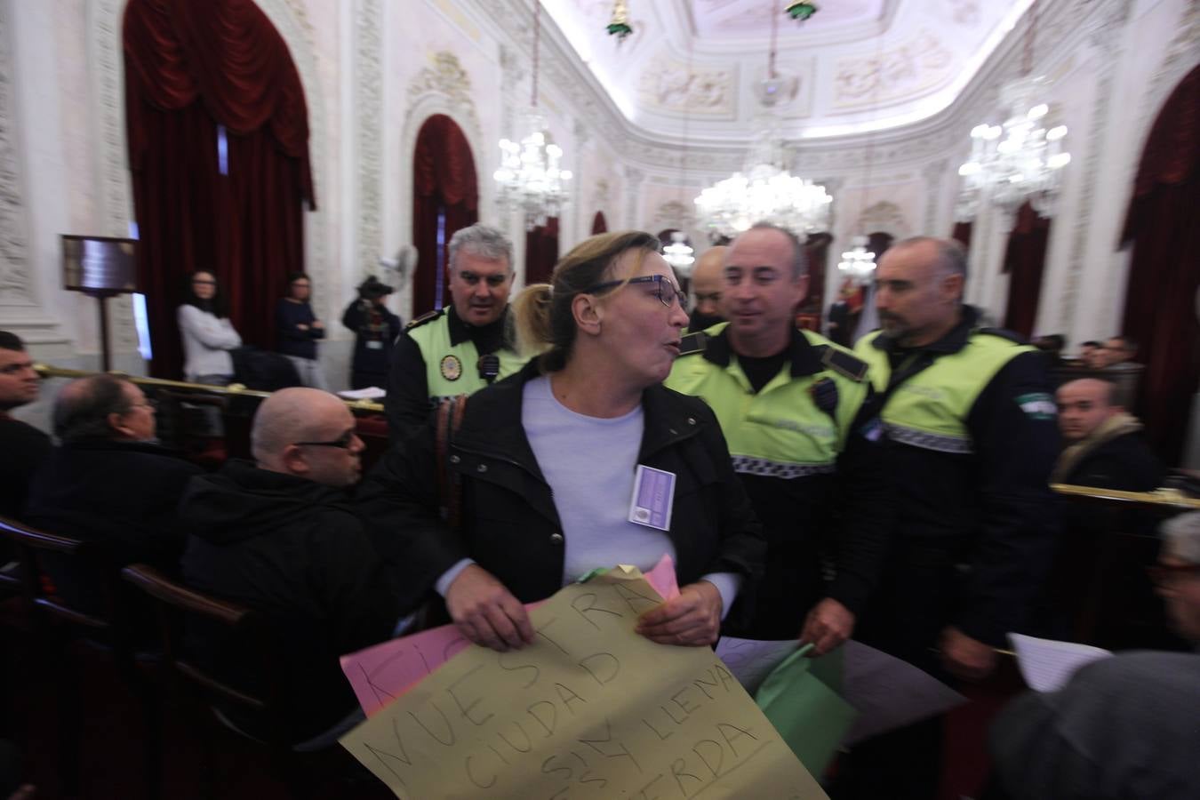 Tensión ciudadana en el Pleno extraordinario de la Limpieza